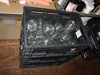 Grote hoeveelheid glazen weckpotjes met doorsnede 12 cm in drie kunststof kratten. - afbeelding 1 van  2