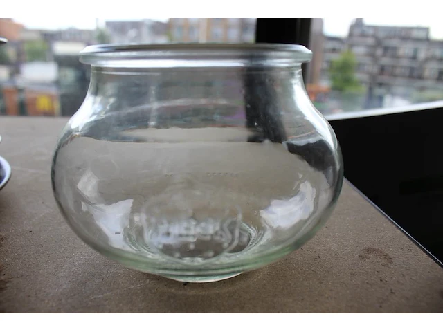 Grote hoeveelheid glazen weckpotjes met doorsnede 12 cm in drie kunststof kratten. - afbeelding 2 van  2