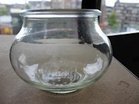 Grote hoeveelheid glazen weckpotjes met doorsnede 12 cm in drie kunststof kratten. - afbeelding 2 van  2