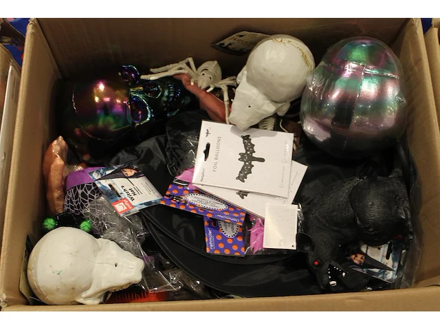 Grote hoeveelheid halloween producten in diverse dozen w.o. maskers, verkleedkleding, schmink, accessoires ... - afbeelding 2 van  27