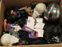 Grote hoeveelheid halloween producten in diverse dozen w.o. maskers, verkleedkleding, schmink, accessoires ... - afbeelding 2 van  27