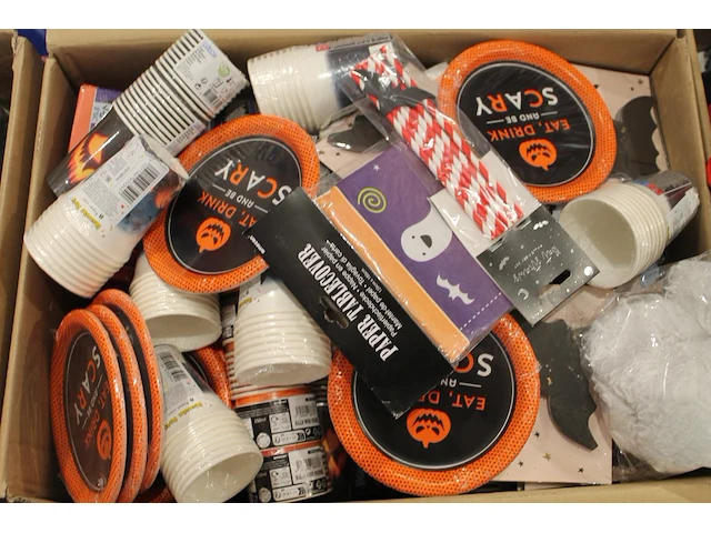 Grote hoeveelheid halloween producten in diverse dozen w.o. maskers, verkleedkleding, schmink, accessoires ... - afbeelding 3 van  27