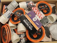 Grote hoeveelheid halloween producten in diverse dozen w.o. maskers, verkleedkleding, schmink, accessoires ... - afbeelding 3 van  27