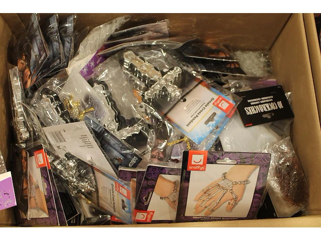 Grote hoeveelheid halloween producten in diverse dozen w.o. maskers, verkleedkleding, schmink, accessoires ... - afbeelding 5 van  27