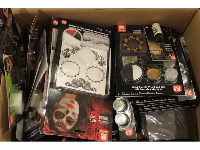 Grote hoeveelheid halloween producten in diverse dozen w.o. maskers, verkleedkleding, schmink, accessoires ... - afbeelding 6 van  27