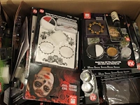 Grote hoeveelheid halloween producten in diverse dozen w.o. maskers, verkleedkleding, schmink, accessoires ... - afbeelding 6 van  27