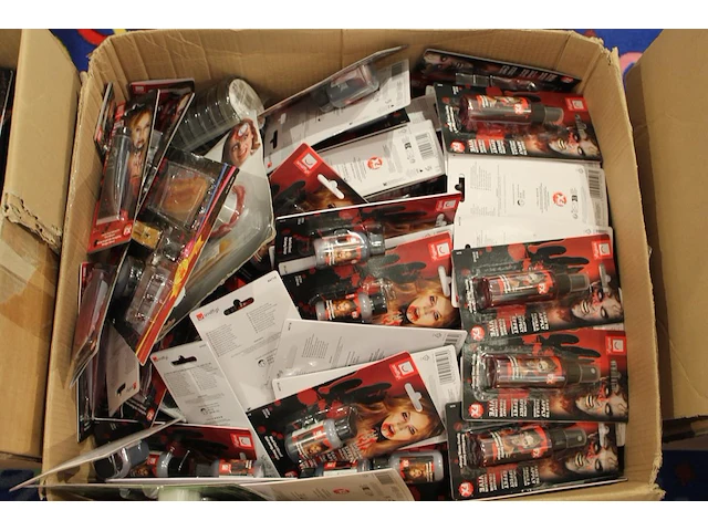 Grote hoeveelheid halloween producten in diverse dozen w.o. maskers, verkleedkleding, schmink, accessoires ... - afbeelding 7 van  27