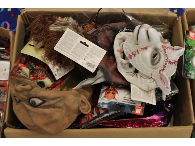 Grote hoeveelheid halloween producten in diverse dozen w.o. maskers, verkleedkleding, schmink, accessoires ... - afbeelding 8 van  27
