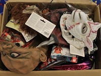 Grote hoeveelheid halloween producten in diverse dozen w.o. maskers, verkleedkleding, schmink, accessoires ... - afbeelding 8 van  27