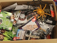 Grote hoeveelheid halloween producten in diverse dozen w.o. maskers, verkleedkleding, schmink, accessoires ... - afbeelding 9 van  27