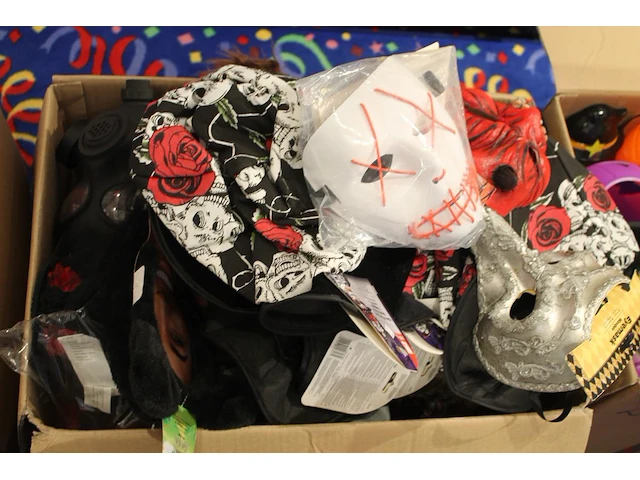 Grote hoeveelheid halloween producten in diverse dozen w.o. maskers, verkleedkleding, schmink, accessoires ... - afbeelding 10 van  27
