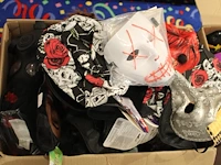 Grote hoeveelheid halloween producten in diverse dozen w.o. maskers, verkleedkleding, schmink, accessoires ... - afbeelding 10 van  27