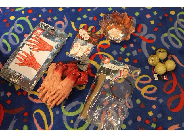 Grote hoeveelheid halloween producten in diverse dozen w.o. maskers, verkleedkleding, schmink, accessoires ... - afbeelding 11 van  27