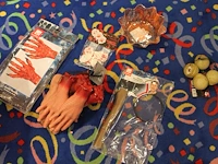 Grote hoeveelheid halloween producten in diverse dozen w.o. maskers, verkleedkleding, schmink, accessoires ... - afbeelding 11 van  27