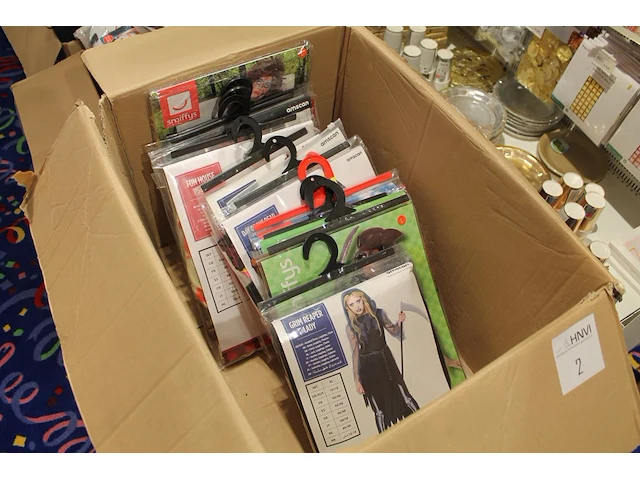 Grote hoeveelheid halloween producten in diverse dozen w.o. maskers, verkleedkleding, schmink, accessoires ... - afbeelding 1 van  27