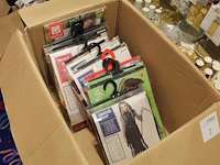 Grote hoeveelheid halloween producten in diverse dozen w.o. maskers, verkleedkleding, schmink, accessoires ...