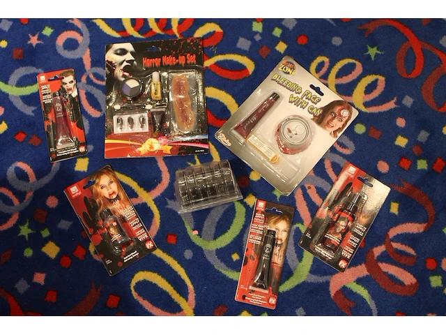 Grote hoeveelheid halloween producten in diverse dozen w.o. maskers, verkleedkleding, schmink, accessoires ... - afbeelding 13 van  27