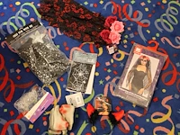 Grote hoeveelheid halloween producten in diverse dozen w.o. maskers, verkleedkleding, schmink, accessoires ... - afbeelding 14 van  27