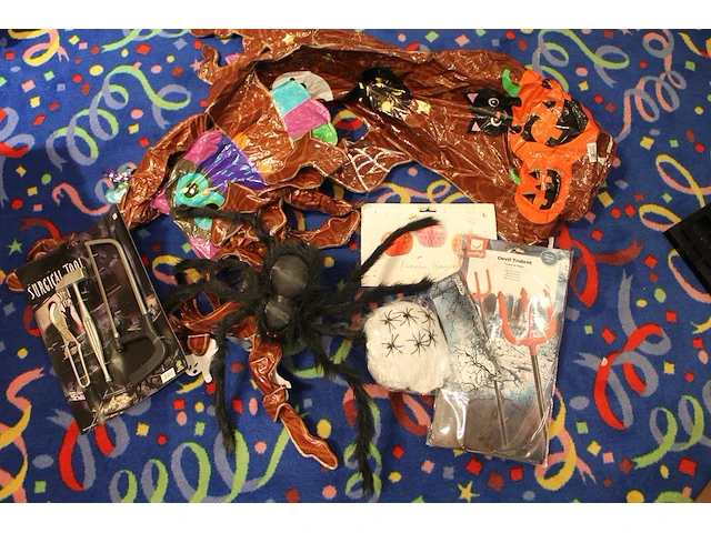 Grote hoeveelheid halloween producten in diverse dozen w.o. maskers, verkleedkleding, schmink, accessoires ... - afbeelding 15 van  27