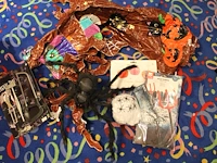 Grote hoeveelheid halloween producten in diverse dozen w.o. maskers, verkleedkleding, schmink, accessoires ... - afbeelding 15 van  27