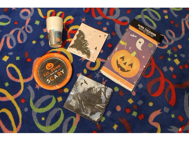 Grote hoeveelheid halloween producten in diverse dozen w.o. maskers, verkleedkleding, schmink, accessoires ... - afbeelding 16 van  27