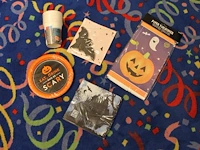 Grote hoeveelheid halloween producten in diverse dozen w.o. maskers, verkleedkleding, schmink, accessoires ... - afbeelding 16 van  27