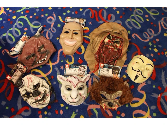 Grote hoeveelheid halloween producten in diverse dozen w.o. maskers, verkleedkleding, schmink, accessoires ... - afbeelding 17 van  27