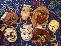 Grote hoeveelheid halloween producten in diverse dozen w.o. maskers, verkleedkleding, schmink, accessoires ... - afbeelding 17 van  27