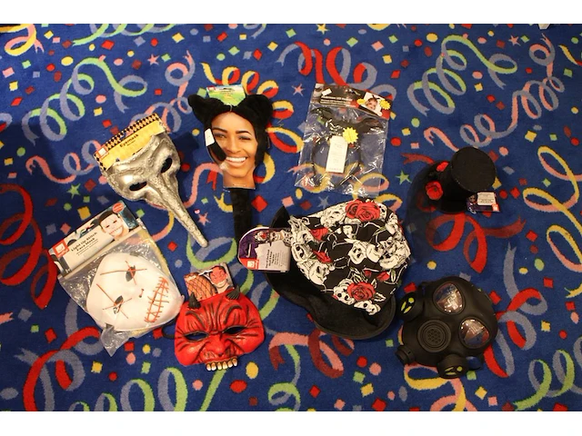 Grote hoeveelheid halloween producten in diverse dozen w.o. maskers, verkleedkleding, schmink, accessoires ... - afbeelding 18 van  27