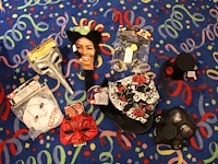 Grote hoeveelheid halloween producten in diverse dozen w.o. maskers, verkleedkleding, schmink, accessoires ... - afbeelding 18 van  27