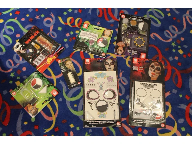 Grote hoeveelheid halloween producten in diverse dozen w.o. maskers, verkleedkleding, schmink, accessoires ... - afbeelding 19 van  27