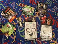 Grote hoeveelheid halloween producten in diverse dozen w.o. maskers, verkleedkleding, schmink, accessoires ... - afbeelding 19 van  27