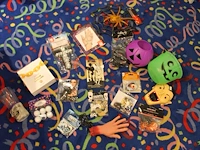 Grote hoeveelheid halloween producten in diverse dozen w.o. maskers, verkleedkleding, schmink, accessoires ... - afbeelding 20 van  27