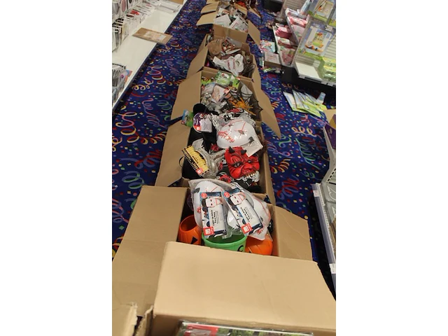 Grote hoeveelheid halloween producten in diverse dozen w.o. maskers, verkleedkleding, schmink, accessoires ... - afbeelding 12 van  27