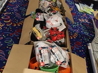 Grote hoeveelheid halloween producten in diverse dozen w.o. maskers, verkleedkleding, schmink, accessoires ... - afbeelding 12 van  27