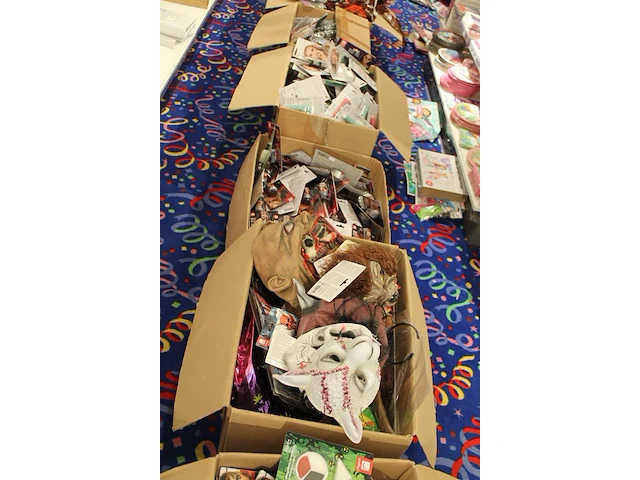 Grote hoeveelheid halloween producten in diverse dozen w.o. maskers, verkleedkleding, schmink, accessoires ... - afbeelding 21 van  27
