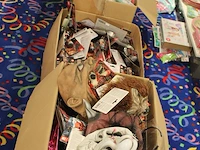Grote hoeveelheid halloween producten in diverse dozen w.o. maskers, verkleedkleding, schmink, accessoires ... - afbeelding 21 van  27