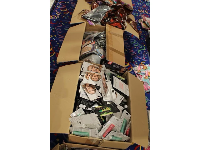 Grote hoeveelheid halloween producten in diverse dozen w.o. maskers, verkleedkleding, schmink, accessoires ... - afbeelding 22 van  27