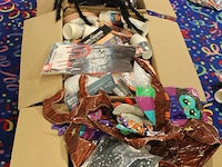 Grote hoeveelheid halloween producten in diverse dozen w.o. maskers, verkleedkleding, schmink, accessoires ... - afbeelding 23 van  27
