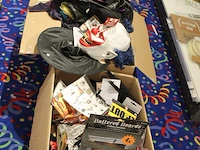 Grote hoeveelheid halloween producten in diverse dozen w.o. maskers, verkleedkleding, schmink, accessoires ... - afbeelding 24 van  27