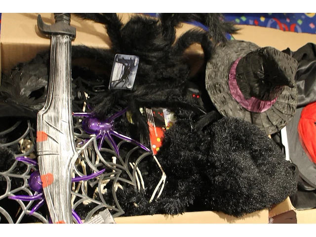 Grote hoeveelheid halloween producten in diverse dozen w.o. maskers, verkleedkleding, schmink, accessoires ... - afbeelding 25 van  27
