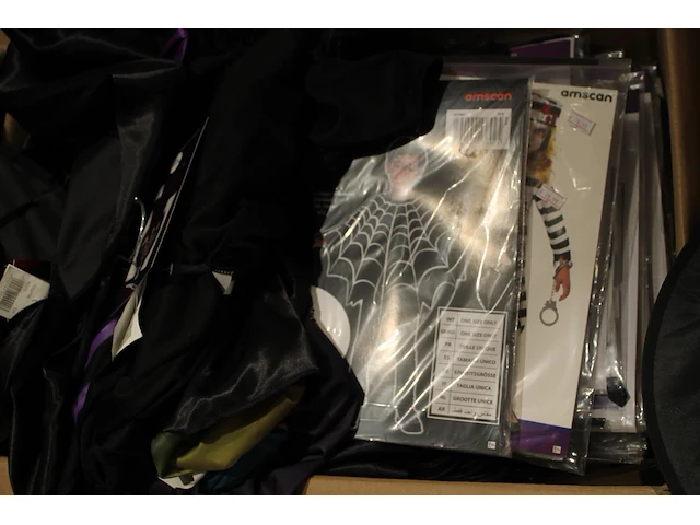 Grote hoeveelheid halloween producten in diverse dozen w.o. maskers, verkleedkleding, schmink, accessoires ... - afbeelding 26 van  27