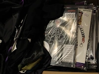 Grote hoeveelheid halloween producten in diverse dozen w.o. maskers, verkleedkleding, schmink, accessoires ... - afbeelding 26 van  27