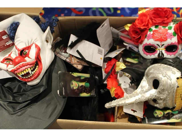 Grote hoeveelheid halloween producten in diverse dozen w.o. maskers, verkleedkleding, schmink, accessoires ... - afbeelding 27 van  27