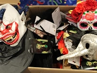 Grote hoeveelheid halloween producten in diverse dozen w.o. maskers, verkleedkleding, schmink, accessoires ... - afbeelding 27 van  27