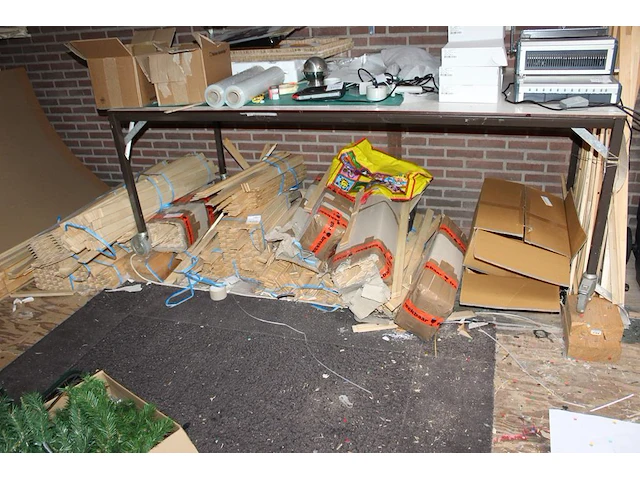 Grote hoeveelheid houten en aluminium fotolijst onderdelen waaronder gefreest hout en aluminium, spieën, kl... - afbeelding 1 van  8