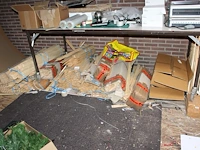 Grote hoeveelheid houten en aluminium fotolijst onderdelen waaronder gefreest hout en aluminium, spieën, kl... - afbeelding 1 van  8