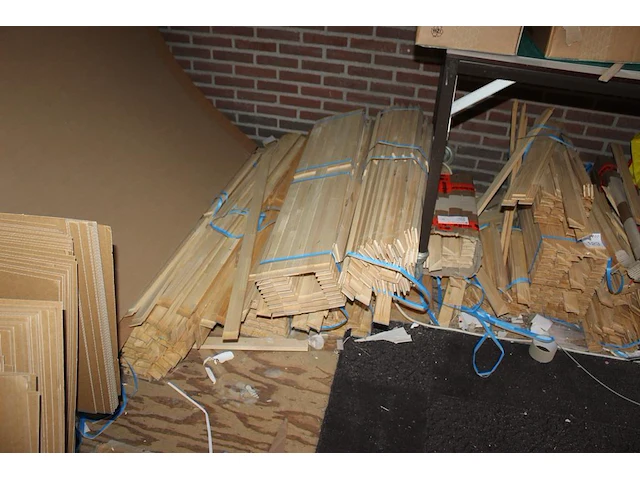 Grote hoeveelheid houten en aluminium fotolijst onderdelen waaronder gefreest hout en aluminium, spieën, kl... - afbeelding 5 van  8