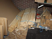Grote hoeveelheid houten en aluminium fotolijst onderdelen waaronder gefreest hout en aluminium, spieën, kl... - afbeelding 5 van  8