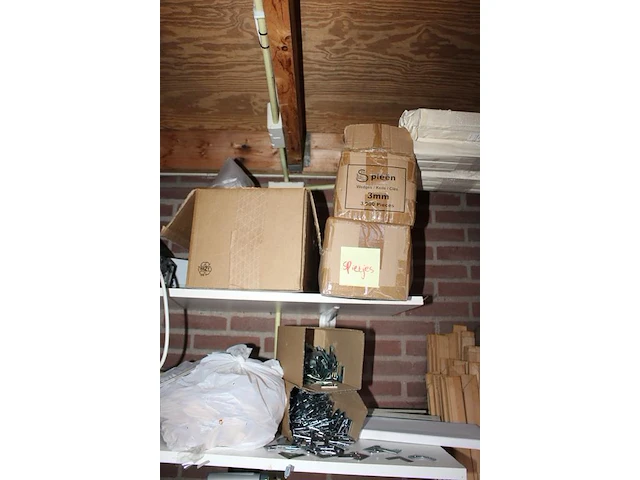Grote hoeveelheid houten en aluminium fotolijst onderdelen waaronder gefreest hout en aluminium, spieën, kl... - afbeelding 7 van  8